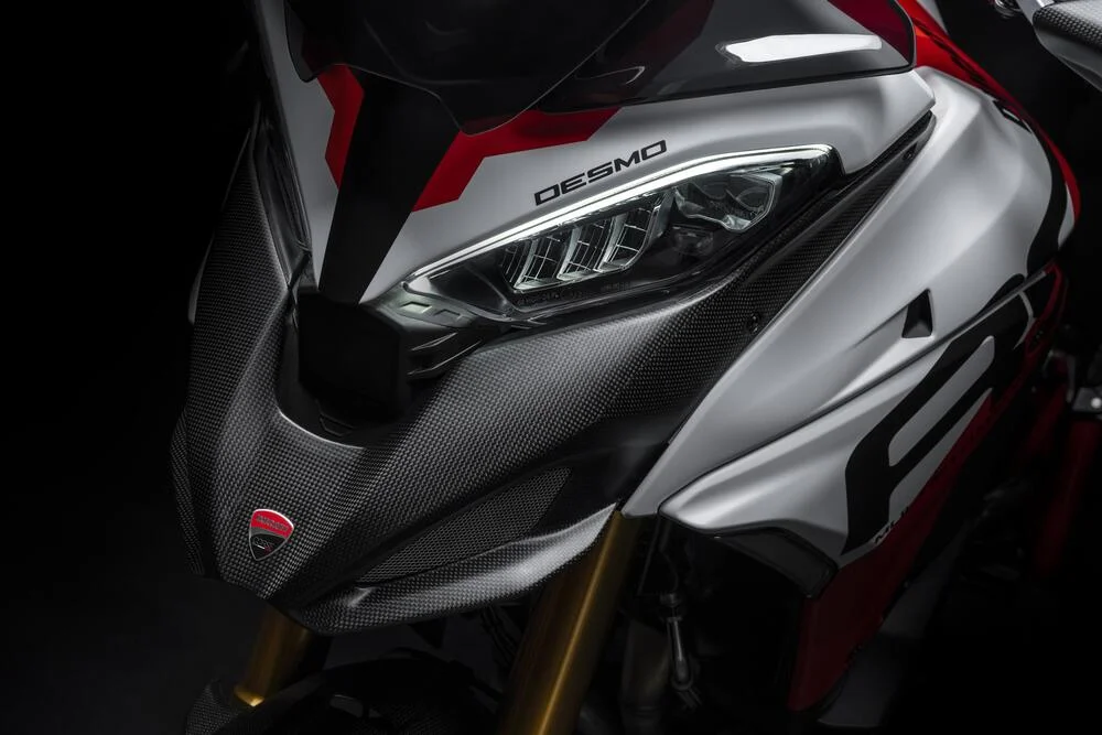 Faróis da Ducati Multistrada V4 RS. 