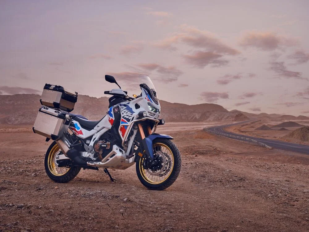 Nova CRF1100L Africa Twin 2024 estacionada no deserto.
