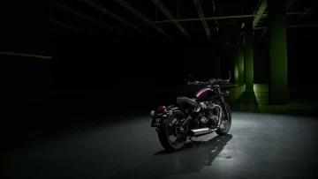 triumph-stealth-edition-2024-bobber-purple4-canal-motoplay