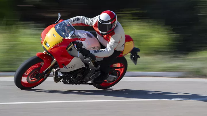 Pilotando a nova Yamaha XSR900 GP 2024.