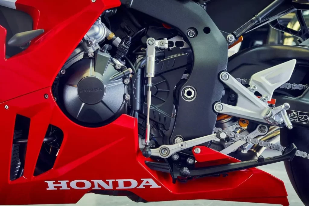 Honda CBR1000RR-R Fireblade 2024 motor.