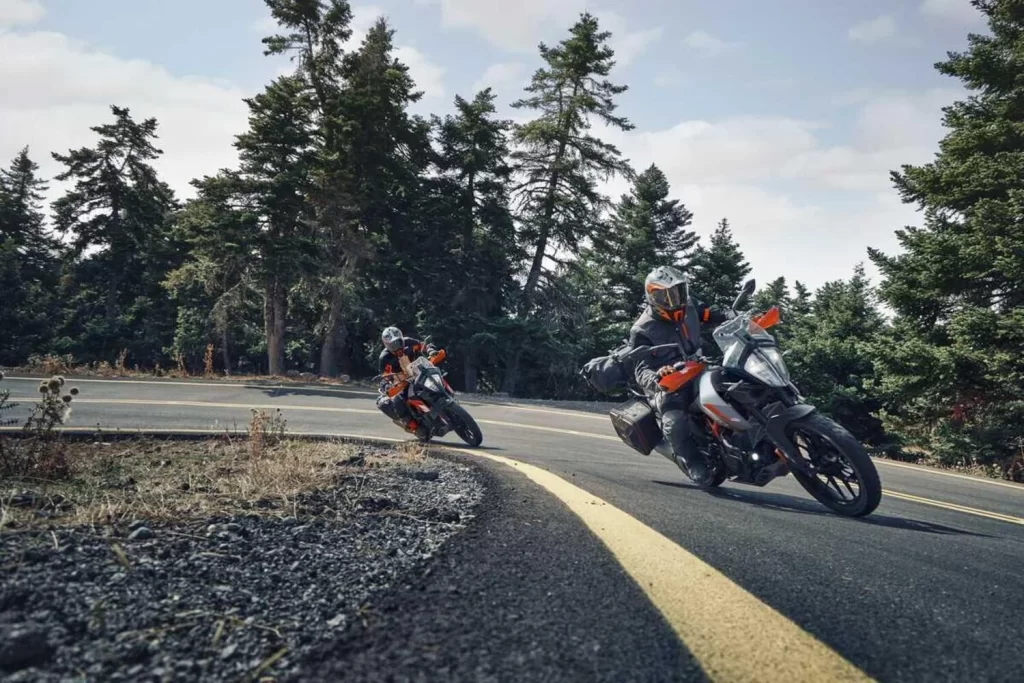 Nova KTM 390 Adventure 2024 em teste na estrada.