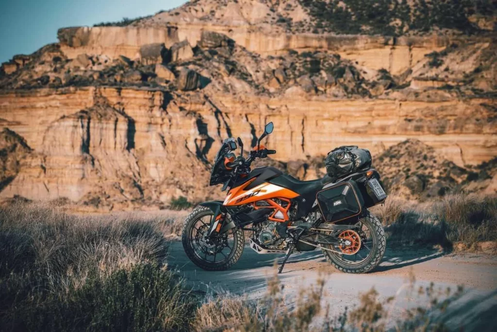 Nova KTM 390 Adventure 2024 parada.